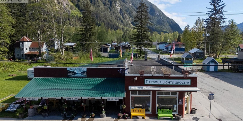 221 5TH AVENUE Stewart Photo 18 221 5TH AVENUE Stewart Photo 18